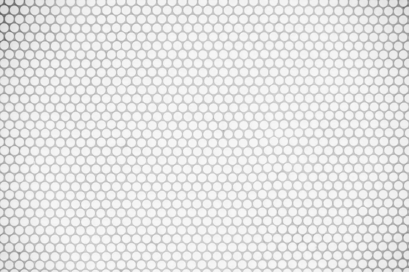 Wand aus weißen Fliesen