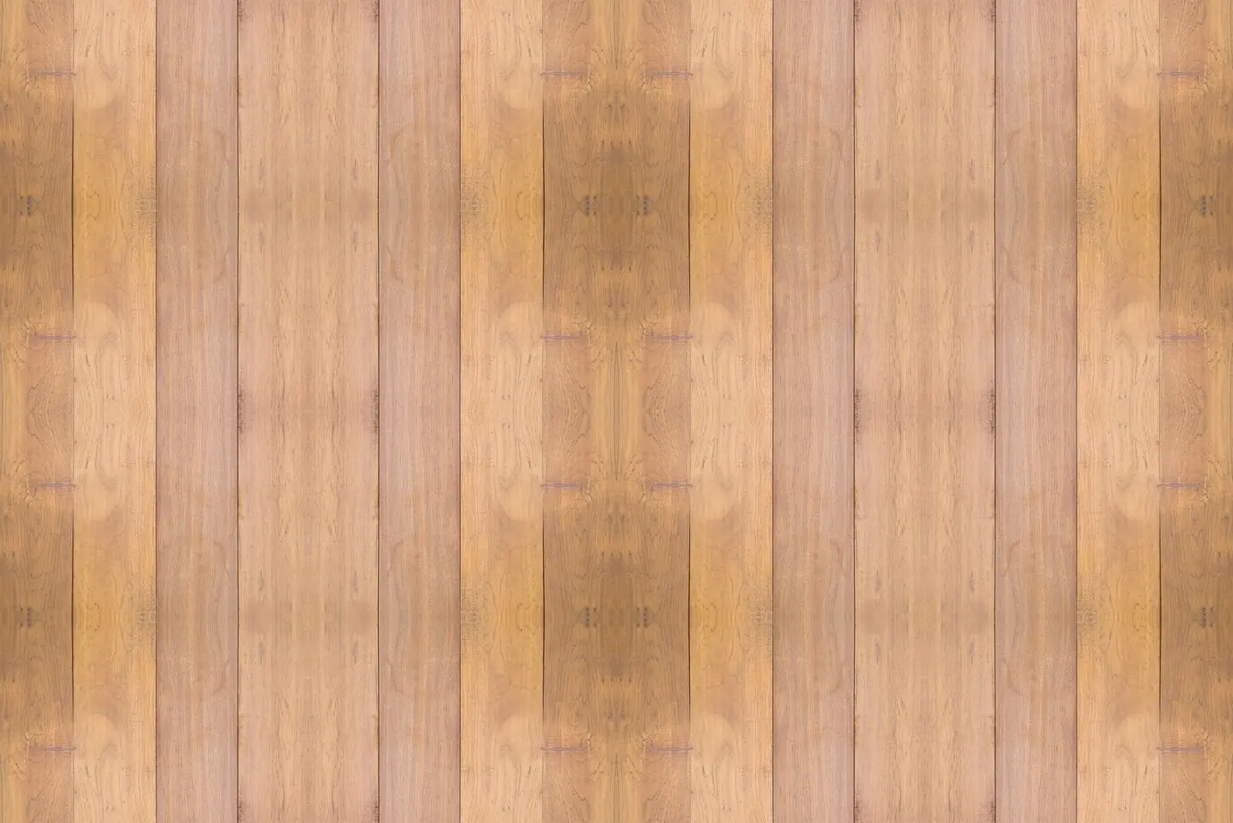 Holztische in unterschiedlichen Farben